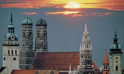 Die von zahlreichen Türmen (u.a. Frauenkirche und Neues Rathaus) geprägte Münchner Altstadt bei Sonnenuntergang