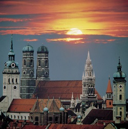 Die von zahlreichen Türmen (u.a. Frauenkirche und Neues Rathaus) geprägte Münchner Altstadt bei Sonnenuntergang