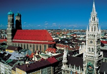 Die Münchner Frauenkirche und das Neue Rathaus.