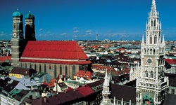 Die Münchner Frauenkirche und das Neue Rathaus.