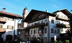 Blick auf ein typisch bayrisches Dorf mit wunderschönen Häusern und einer Kirche