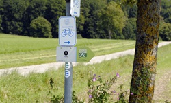 Wegweiser an einer Kreuzung auf der Radstrecke von München nach Salzburg