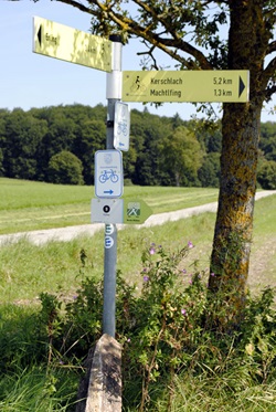 Wegweiser an einer Kreuzung auf der Radstrecke von München nach Salzburg