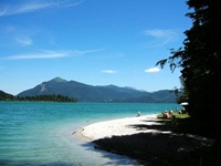 Strand am Tegernsee mit Blick auf die Alpen