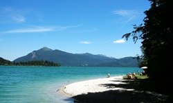 Strand am Tegernsee mit Blick auf die Alpen