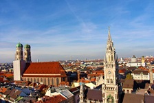 Die typische Münchner Skyline mit den Doppeltürmen der Frauenkirche und dem Turm des Neuen Rathauses.