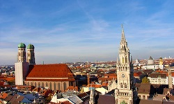 Die typische Münchner Skyline mit den Doppeltürmen der Frauenkirche und dem Turm des Neuen Rathauses.