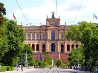 Reges Treiben vor dem Gebäude des Bayerischen Landtags in München.