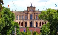Reges Treiben vor dem Gebäude des Bayerischen Landtags in München.