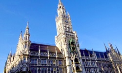 Das im neugotischen Stil erbaute Neue Rathaus am Münchner Marienplatz.
