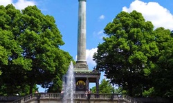 Das Münchner Friedensdenkmal und die Prinzregent-Luitpold-Terrasse im Stadtteil Bogenhausen.