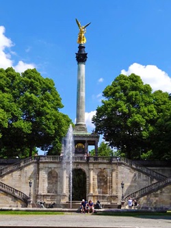 Das Münchner Friedensdenkmal und die Prinzregent-Luitpold-Terrasse im Stadtteil Bogenhausen.