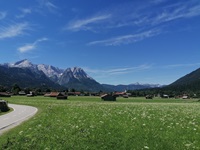 Blick über ein Dorf mit den Alpen im Hintergrund bei der Radreise Münchner Seenrunde