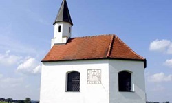 Eine der vielen Kapellen mit Sonnenuhr in Bayern auf der Strecke der Münchner See