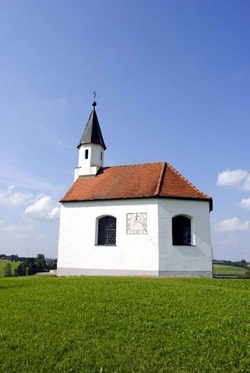 Eine der vielen Kapellen mit Sonnenuhr in Bayern auf der Strecke der Münchner See