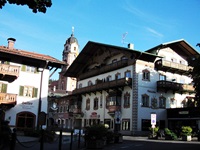 Blick in den Markt Mittenwald mit Café auf der Strecke der Münchner Seenrunde