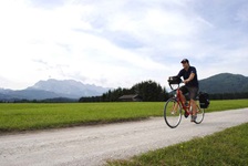 Ein Radfahrer auf einem befestigten Radweg in Bayern