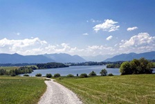 Blick auf einen der vielen Seen und ihre gigantische Bergkulisse auf der Strecke der Münchner Seen bzw. bayerischen Seenrunde