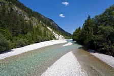 Blick auf das Uferbett der Isar