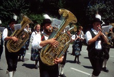 Typisch bayerische Musikkapelle läuft auf einer Straße entlang