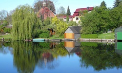 Ein Dorf an der Müritz mit Holzhäuschen am Ufer