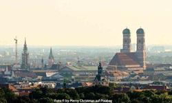 Die typische Münchner Skyline mit der Liebfrauenkirche und dem Neuen Rathaus.
