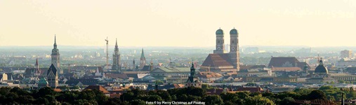 Die typische Münchner Skyline mit der Liebfrauenkirche und dem Neuen Rathaus.