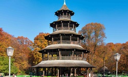 Der Chinesische Turm im Englischen Garten von München.