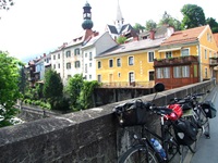 Fahrräder stehen auf einer Brücke in Mureck.