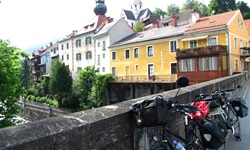 Fahrräder stehen auf einer Brücke in Mureck.