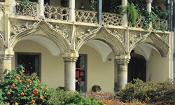 Die kunstvoll mit Arkaden verzierte Fassade des Kornbichlhauses in Bruck.