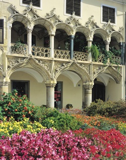 Die kunstvoll mit Arkaden verzierte Fassade des Kornbichlhauses in Bruck.