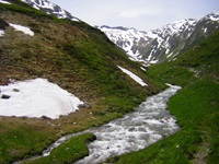 Unberührte Naturlandschaft mit schneebedeckten Gipfeln am Ursprung der Mur.