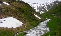 Unberührte Naturlandschaft mit schneebedeckten Gipfeln am Ursprung der Mur.