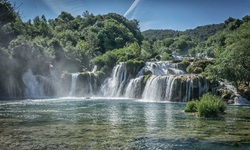Blick auf die gigantischen und berühmten Wasserfälle beim Nationalpark Krka in Dalmatien