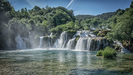 Blick auf die gigantischen und berühmten Wasserfälle beim Nationalpark Krka in Dalmatien