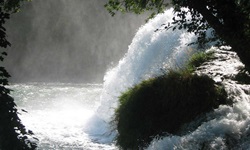 Blick auf die berühmten Wasserfälle vom Nationalpark Krka in Dalmatien