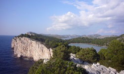 Blick auf die hohen Klippen und den Salzsee Mir vom Naturpark Telascica auf der Insel Dugi Otok in Kroatien