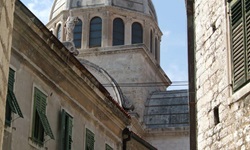 Der Turm der Kathedrale von Šibenik überragt die engen Gssen der Altstadt.