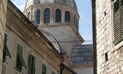 Blick auf die Kathedrale des Heiligen Jakob mit ihrem besonderen Dach als Tonnengewölbe in Sibenik an der Adriaküste im Süden von Kroatien