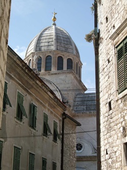 Blick auf die Kathedrale des Heiligen Jakob mit ihrem besonderen Dach als Tonnengewölbe in Sibenik an der Adriaküste im Süden von Kroatien