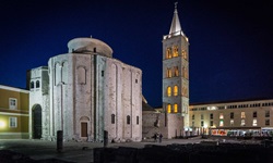 Blick auf die nächtlich beleuchtete Kirche St. Donat aus dem 9. Jahrhundert in der Stadt Zadar in Norddalmatien