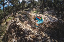 Ein Mountainbiker auf einer spektakulären Downhill-Strecke in einem Nationalpark Dalmatiens.