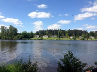 Blick über die Loire zu einer kleinen Häuserreihe bei Nantes