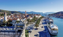 Schiffe, Palmen und Kirchen prägen das schmucke Hafenviertel von Trogir.