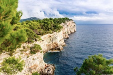 Die Klippen von Dugi Otok im Nationalpark Telašćica erheben sich über der blauen Wasserfläche der Adria.