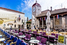 Ein Straßencafé in Trogir wartet auf Gäste.