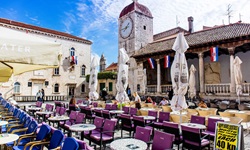 Ein Straßencafé in Trogir wartet auf Gäste.
