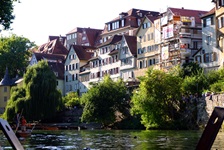 Blick auf die Häuserpromenade am Neckar in Tübingen - auf dem Neckar sind Stocherkanus zu sehen