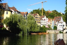 Stocherkanus im Neckar - dahinter sind Häuserreihen von Tübingen zu sehen